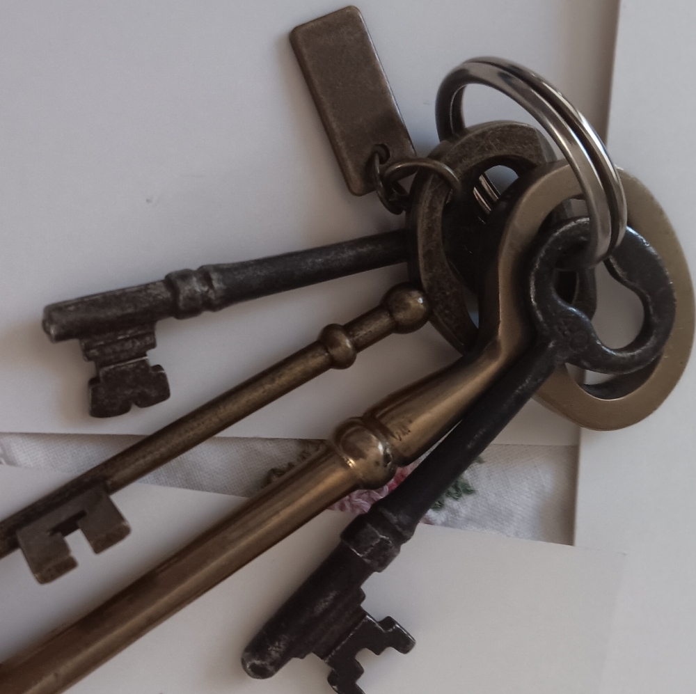 (4) Vintage Skeleton Keys Bronze/Silver Art Hearts/Corbin